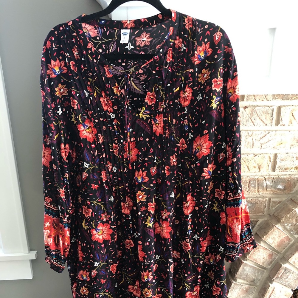 Old Navy Bright floral pattern flowy dress!